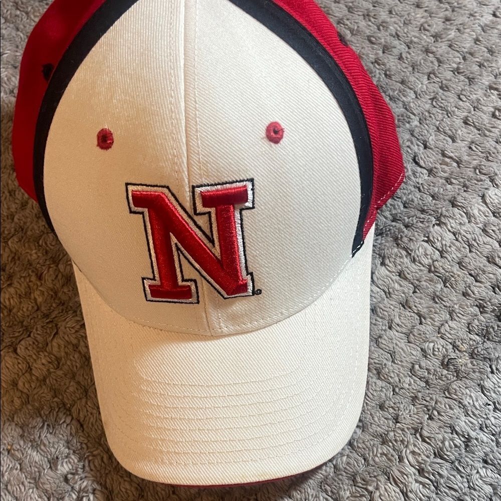NCAA huskers hat
Fitted size 7 1/4